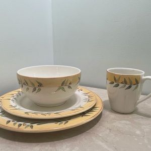 Sold ✅ Crate and Barrel set of 10 Dinner & Desert plates, 9 Bowls and 6 Mugs ✨🔥